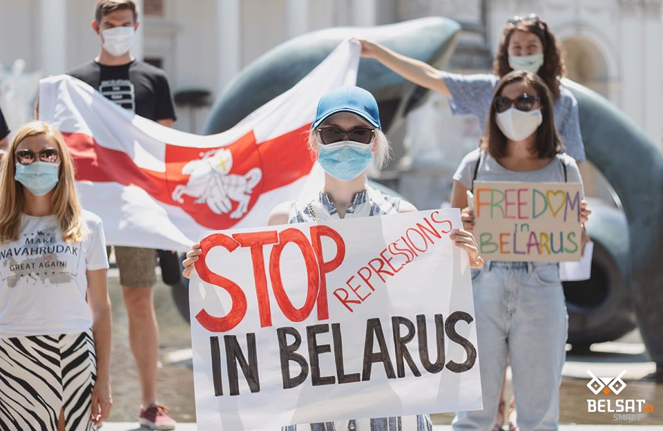  Symbolami protestu Białorusinów jest herb Pogoń i biało-czerwono-biała flaga Wielkiego Księstwa Litewskiego, fot.  belsat.eu